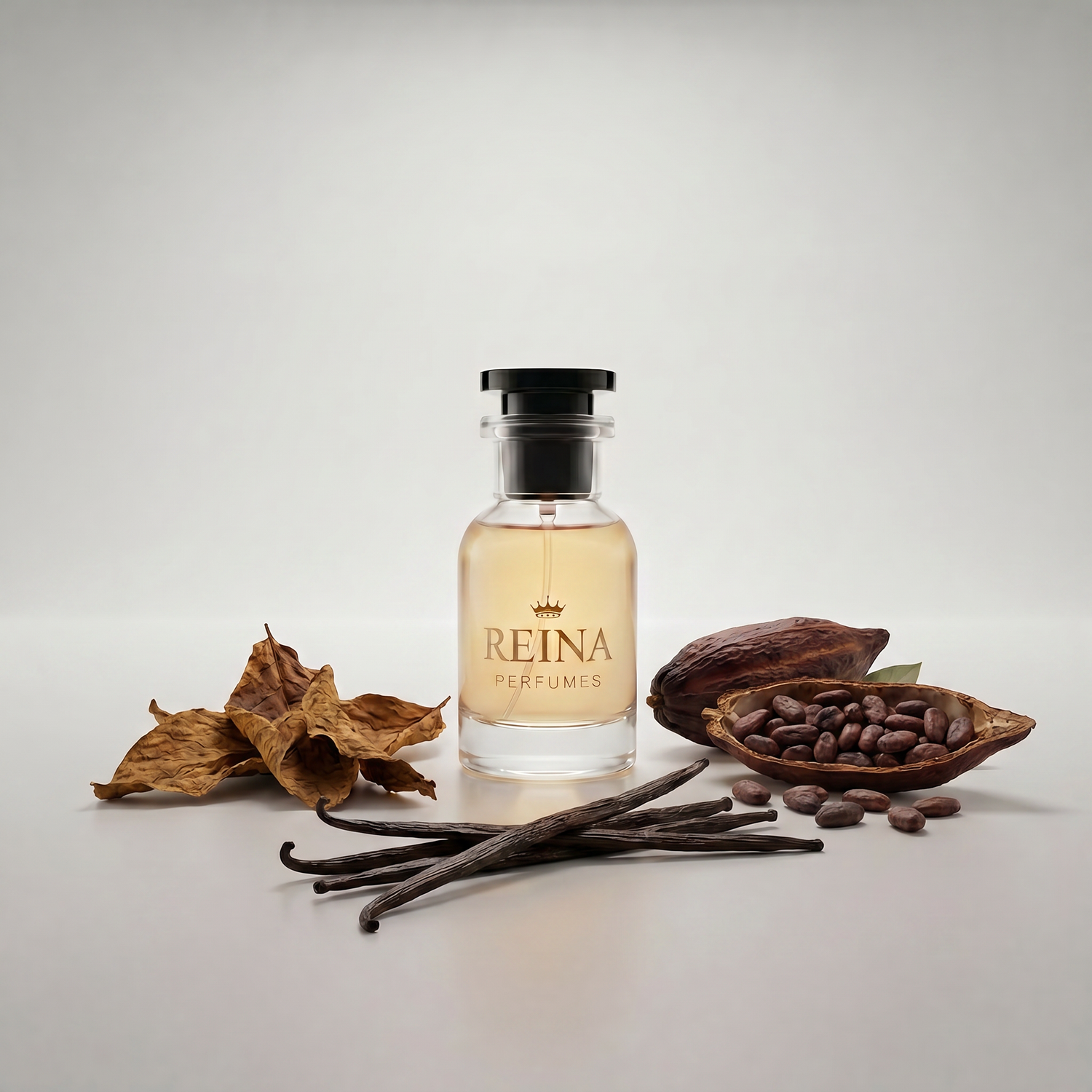 Frasco de perfume Tobacco Vanille rodeado de hojas de tabaco, vainas de vainilla y granos de cacao.